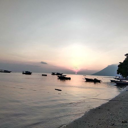 Sunset Guest House & Bar Bunaken Bagian luar foto
