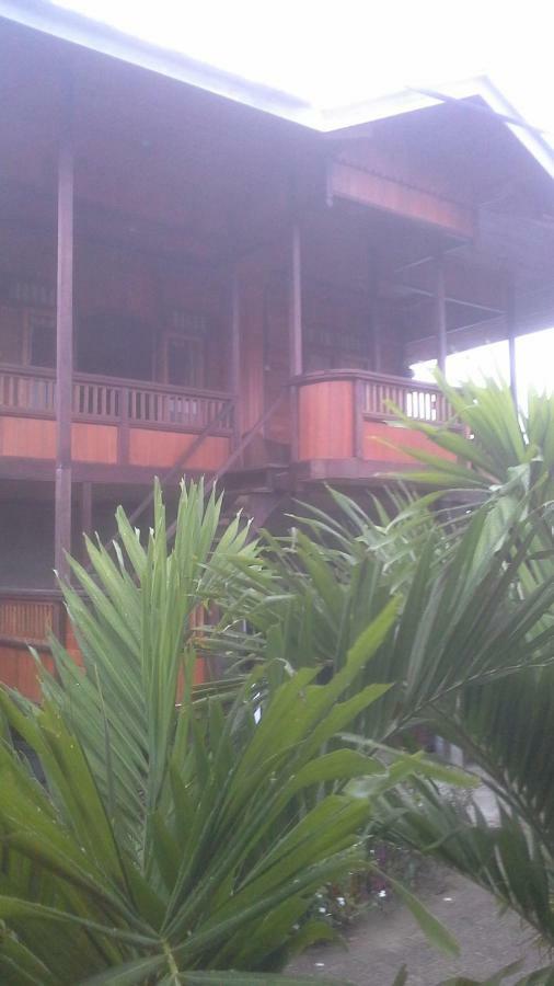 Sunset Guest House & Bar Bunaken Bagian luar foto