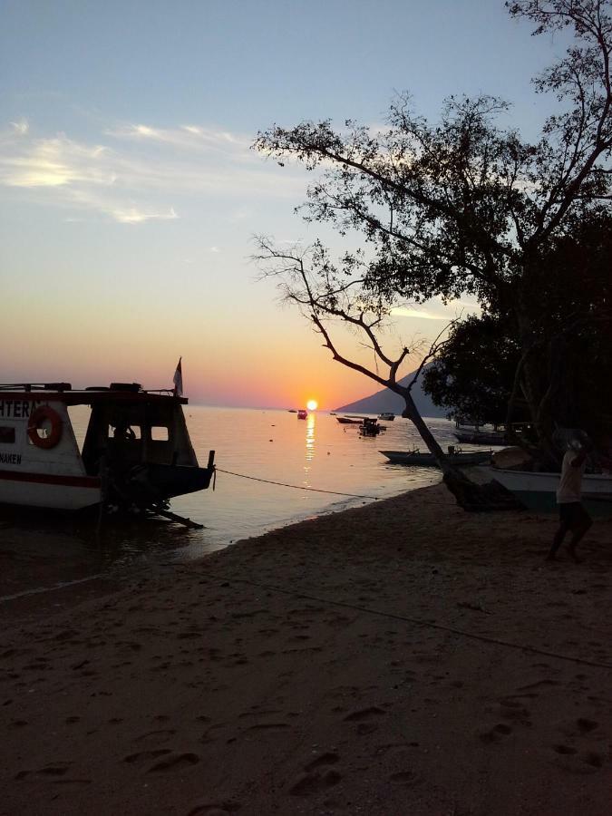 Sunset Guest House & Bar Bunaken Bagian luar foto