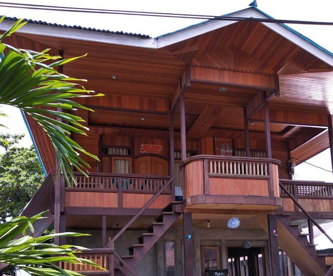 Sunset Guest House & Bar Bunaken Bagian luar foto
