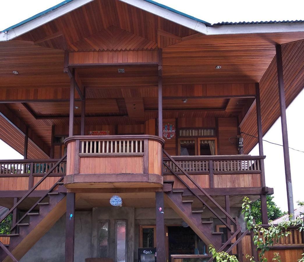 Sunset Guest House & Bar Bunaken Bagian luar foto