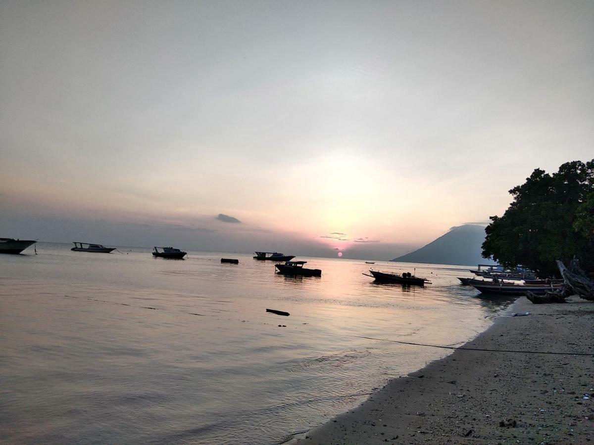Sunset Guest House & Bar Bunaken Bagian luar foto
