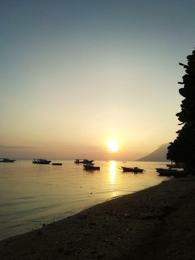 Sunset Guest House & Bar Bunaken Bagian luar foto